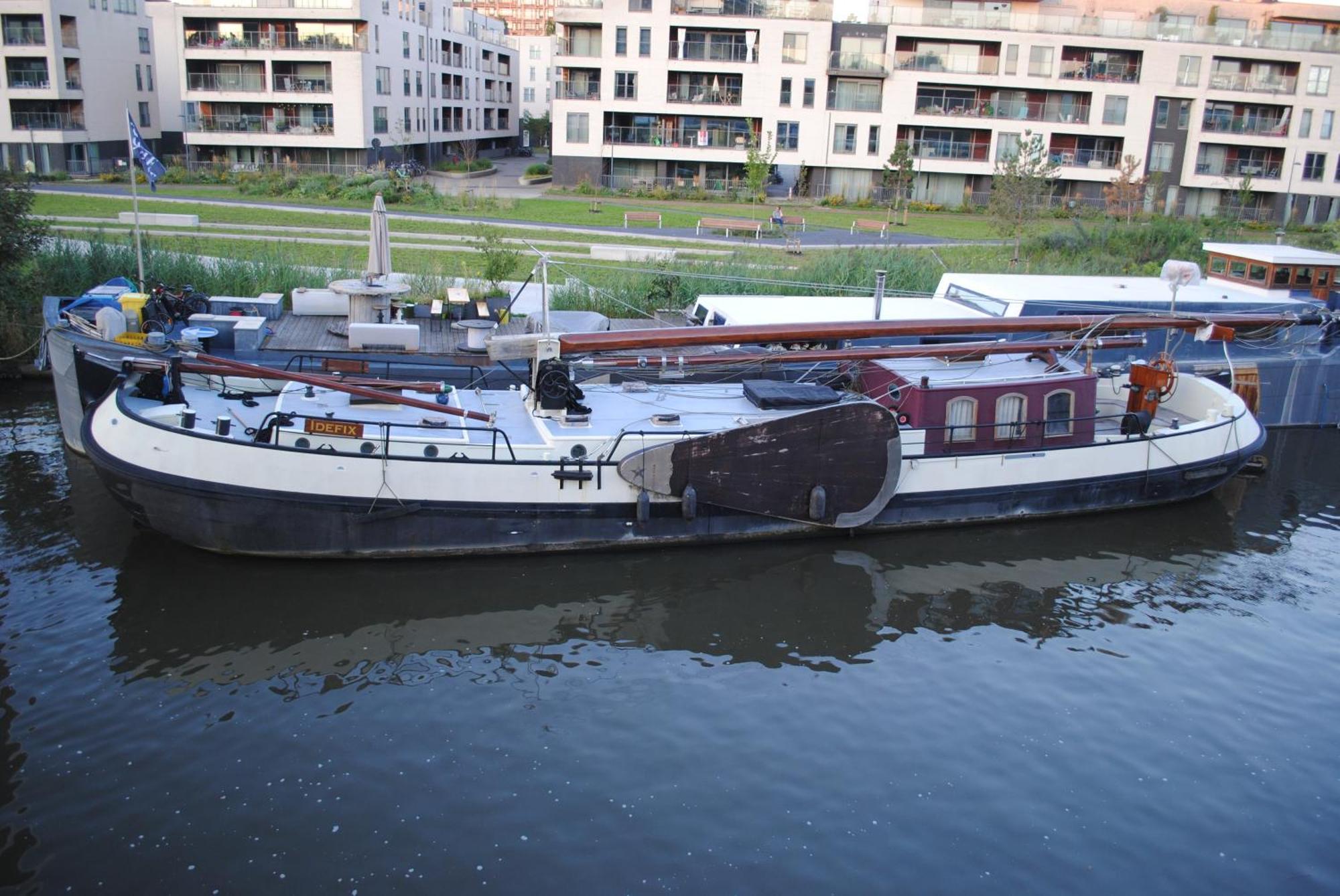 Boat & Breakfast Bellevue Hotel en barco